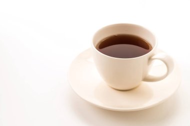 Beyaz arkaplanda çay fincanı