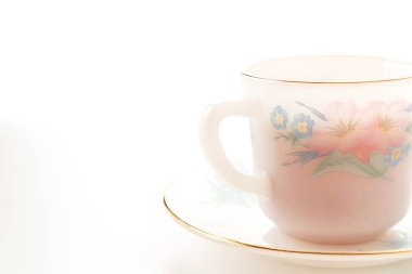 Beyaz arkaplanda çay fincanı