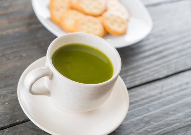 ahşap arka plan üzerinde sıcak matcha