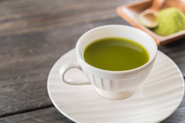 ahşap arka plan üzerinde sıcak matcha