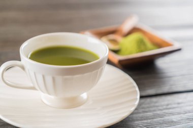 ahşap arka plan üzerinde sıcak matcha