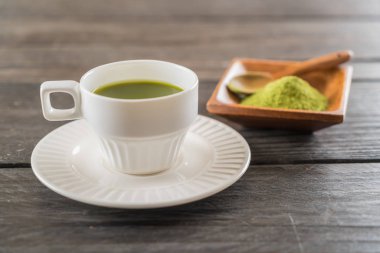 ahşap arka plan üzerinde sıcak matcha