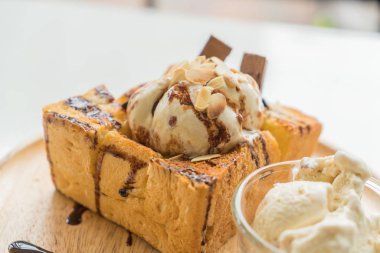 Bal tost ile karamelli dondurma ile