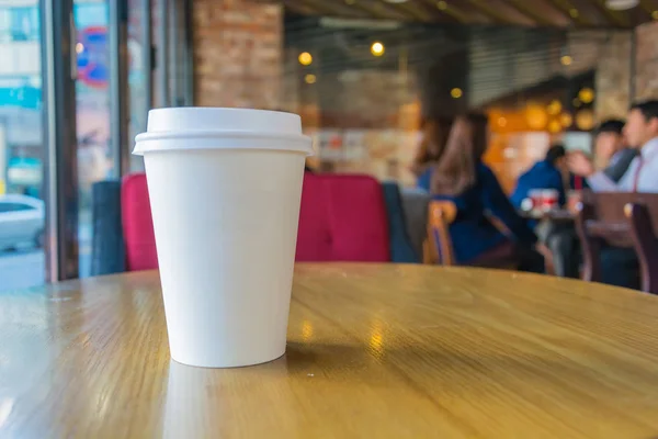 Taza de café blanco en la cafetería — Foto de Stock