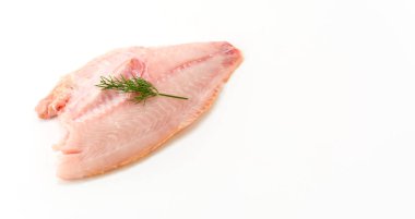 beyaz arkaplanda tilapia ham