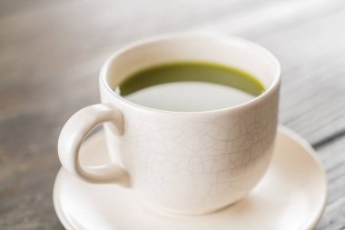 ahşap arka plan üzerinde sıcak matcha