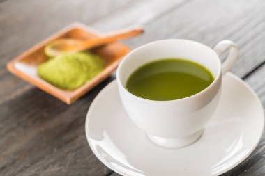 ahşap arka plan üzerinde sıcak matcha