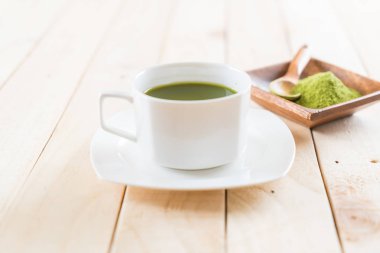 ahşap arka plan üzerinde sıcak matcha