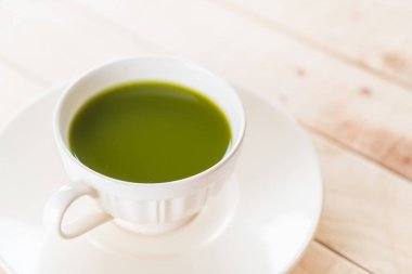 ahşap arka plan üzerinde sıcak matcha