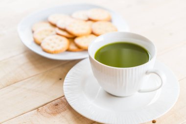 ahşap arka plan üzerinde sıcak matcha