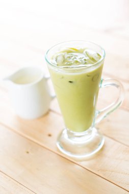 buzlu matcha latte
