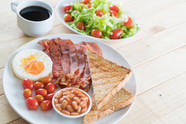 Kahvaltı ahşap masada