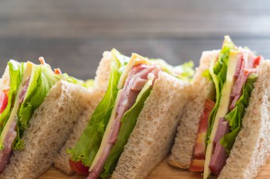 Tahta arka planda sandviç