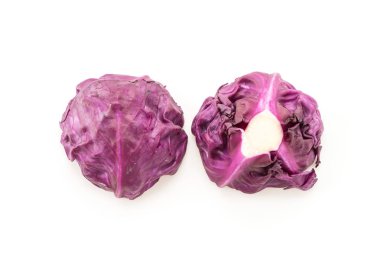 beyaz arkaplanda mor lahana