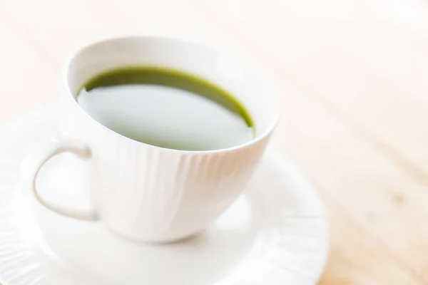 木材の背景にホットの抹茶 — ストック写真