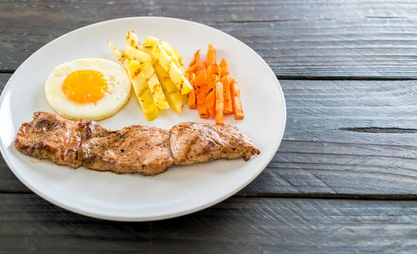 Bife de porco no fundo de madeira — Fotografia de Stock