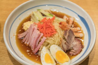 karides, jambon, domuz eti ve yumurta ile soğuk ramen