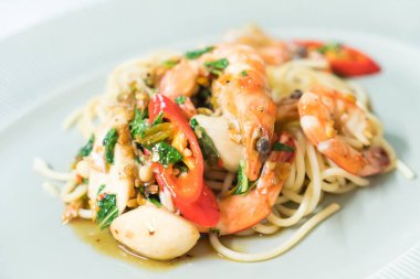 Acılı spagetti karides 