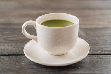 ahşap arka plan üzerinde sıcak matcha