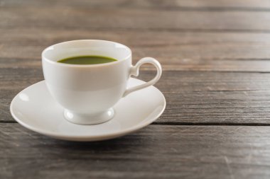 ahşap arka plan üzerinde sıcak matcha