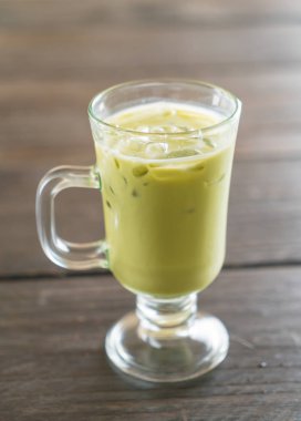 buzlu matcha latte 