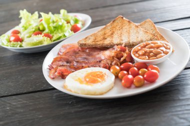 Kahvaltı ahşap masada