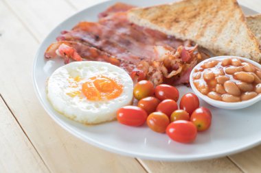 Kahvaltı ahşap masada