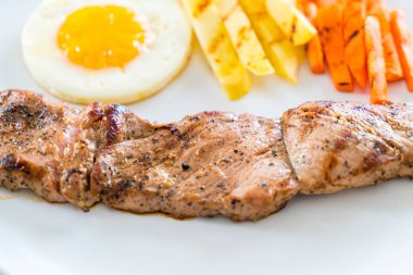 Ahşap arka plan üzerinde domuz eti biftek