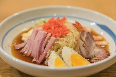 karides, jambon, domuz eti ve yumurta ile soğuk ramen
