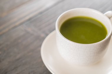 ahşap arka plan üzerinde sıcak matcha