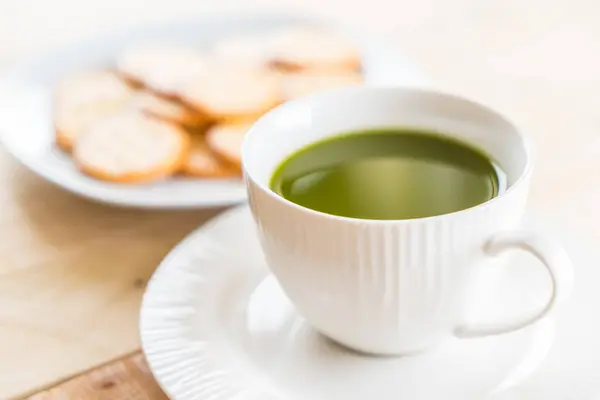 木材の背景にホットの抹茶 — ストック写真