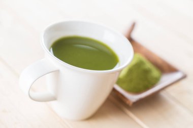 ahşap arka plan üzerinde sıcak matcha