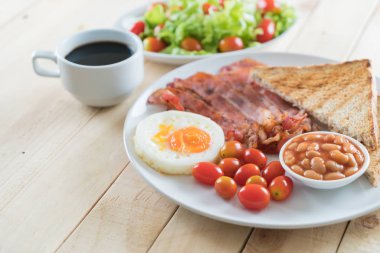 Kahvaltı ahşap masada