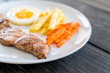 Ahşap arka plan üzerinde domuz eti biftek