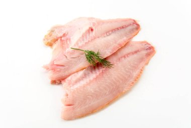 beyaz arkaplanda tilapia ham