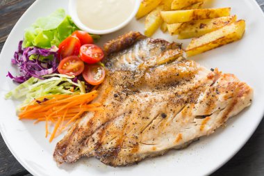 Ahşap masada balık bifteği