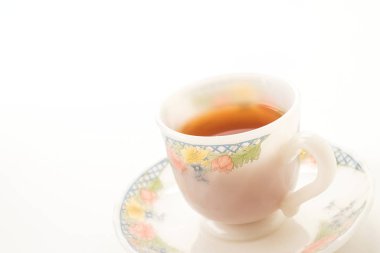 Beyaz arkaplanda çay fincanı