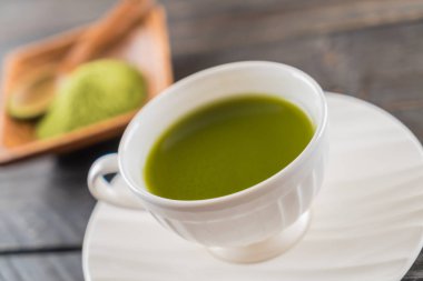 ahşap arka plan üzerinde sıcak matcha