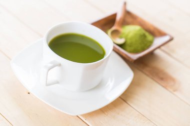 ahşap arka plan üzerinde sıcak matcha