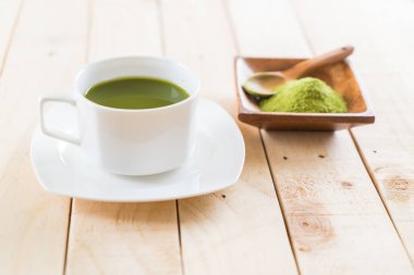 ahşap arka plan üzerinde sıcak matcha