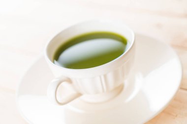 ahşap arka plan üzerinde sıcak matcha