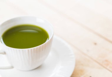 ahşap arka plan üzerinde sıcak matcha