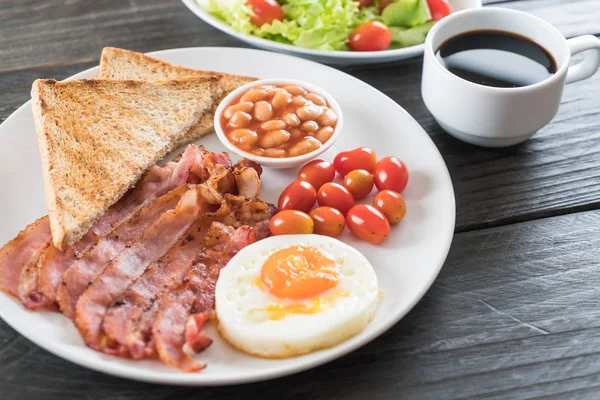 Kahvaltı ahşap masada