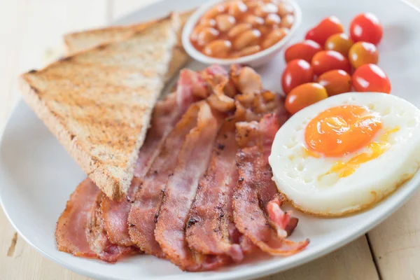 Ontbijt op houten tafel — Stockfoto