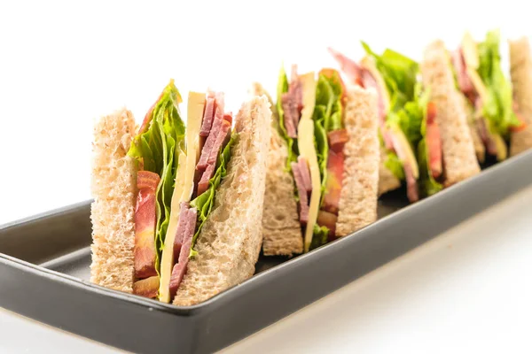 beyaz zemin üzerinde sandviç