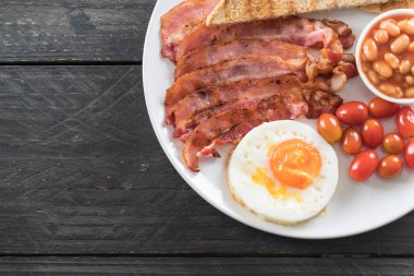 Kahvaltı ahşap masada