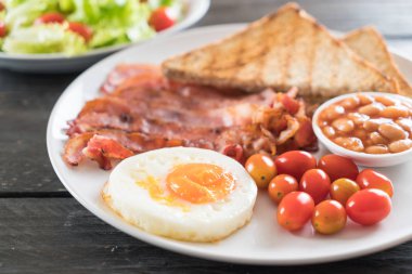 Kahvaltı ahşap masada