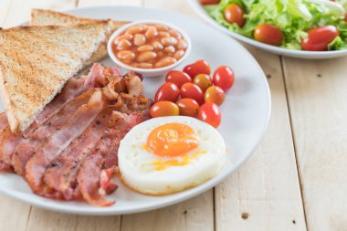 Kahvaltı ahşap masada