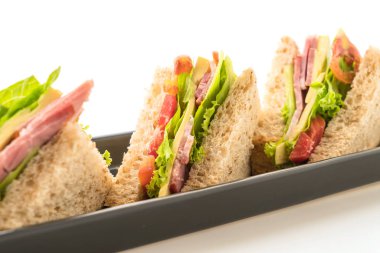 beyaz zemin üzerinde sandviç