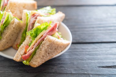 Tahta arka planda sandviç